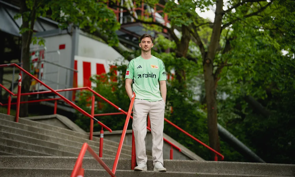 The contract of goalkeeper Carl Klaus has been extended by mutual agreement between 1. FC Union Berlin and Klaus. The 32-year-old has recently taken on a starting role due to the injuries of Frederik Rönnow and Matheo Raab. He has made an impression not just on the pitch, but also as a vital contributor off it.